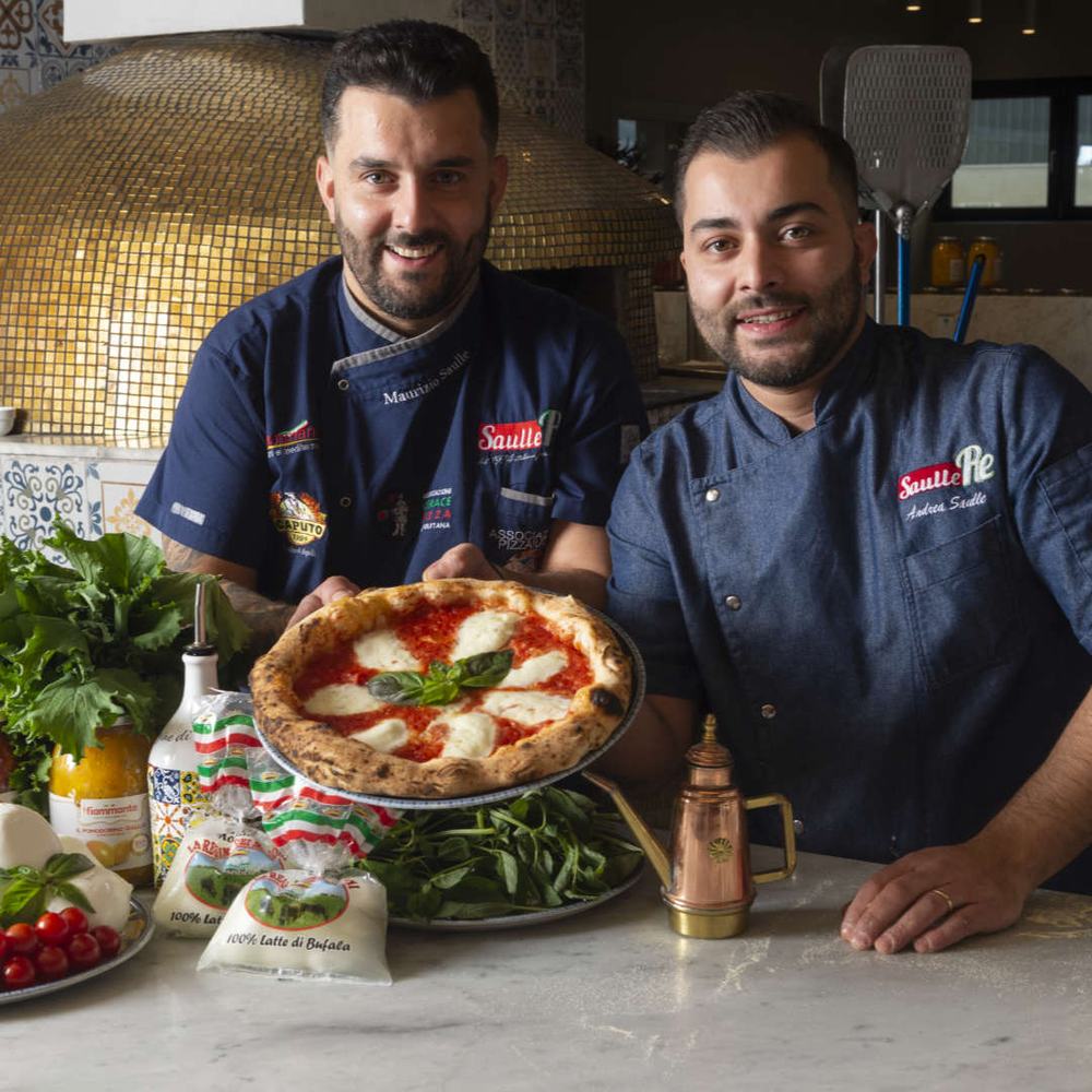 Maurizio e Andrea Saulle al banco della pizza