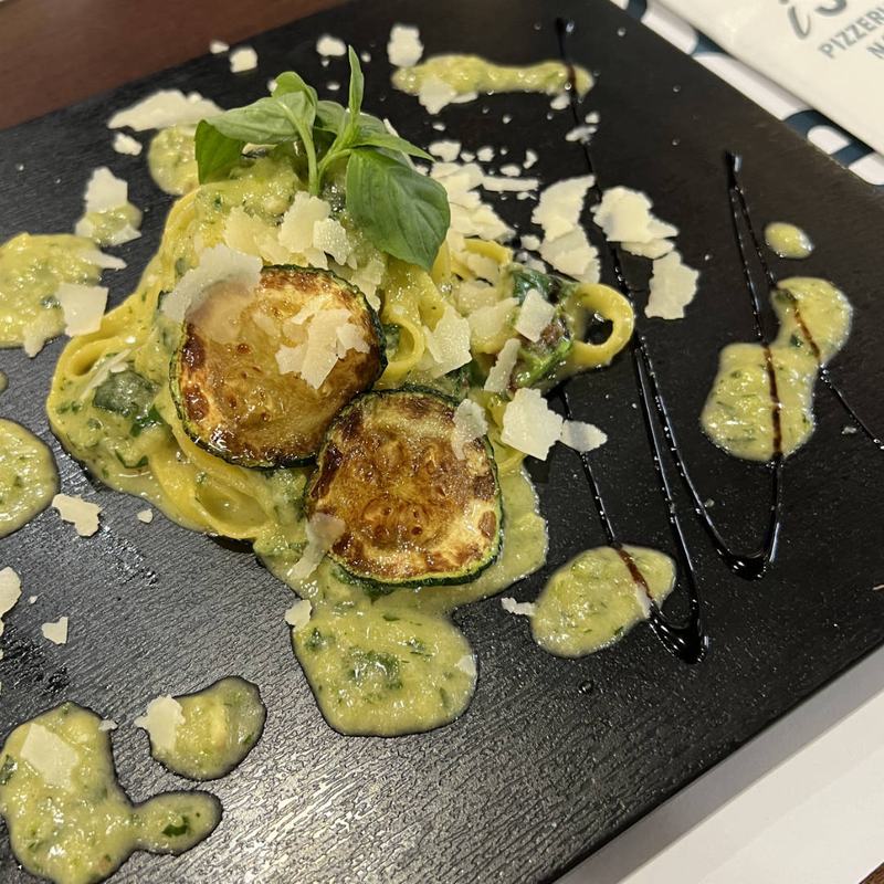 Primo piatto con zucchine e pesto