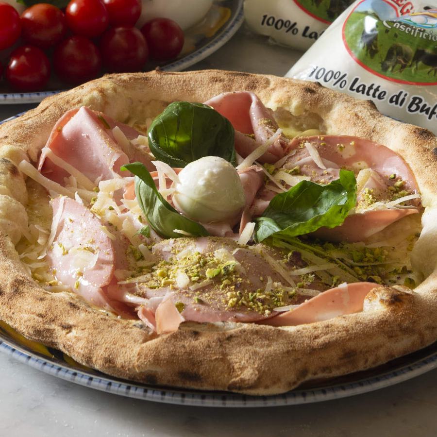 Pizza napoletana con crudo, bufala e pistacchio